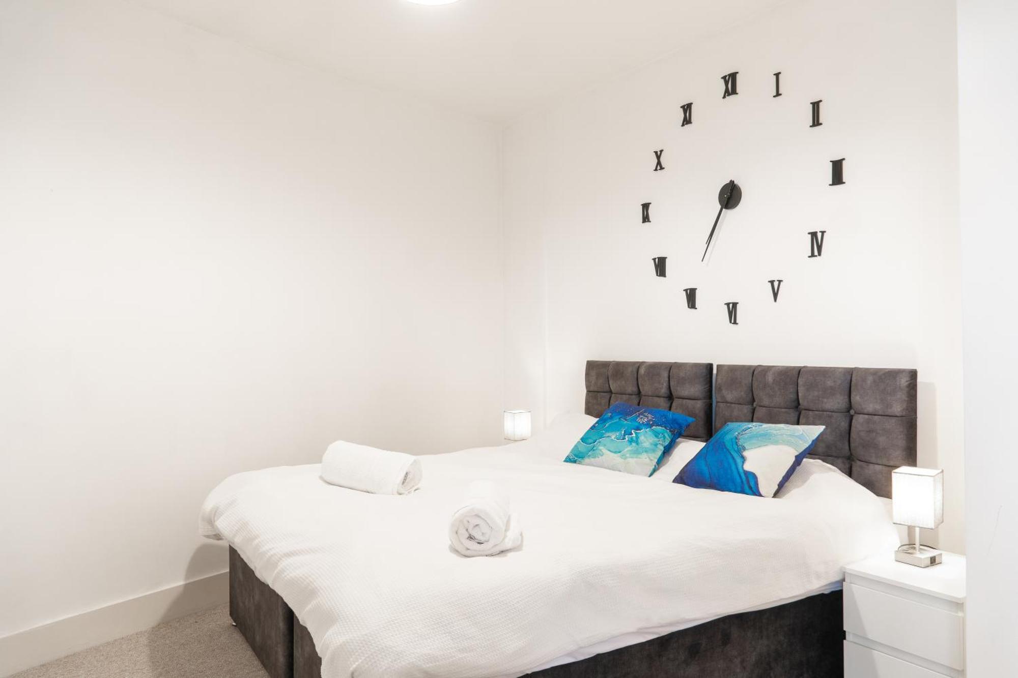 The Regency Suite - Modern 2-Bed 1-Bath Apartment Chertsey Exterior photo