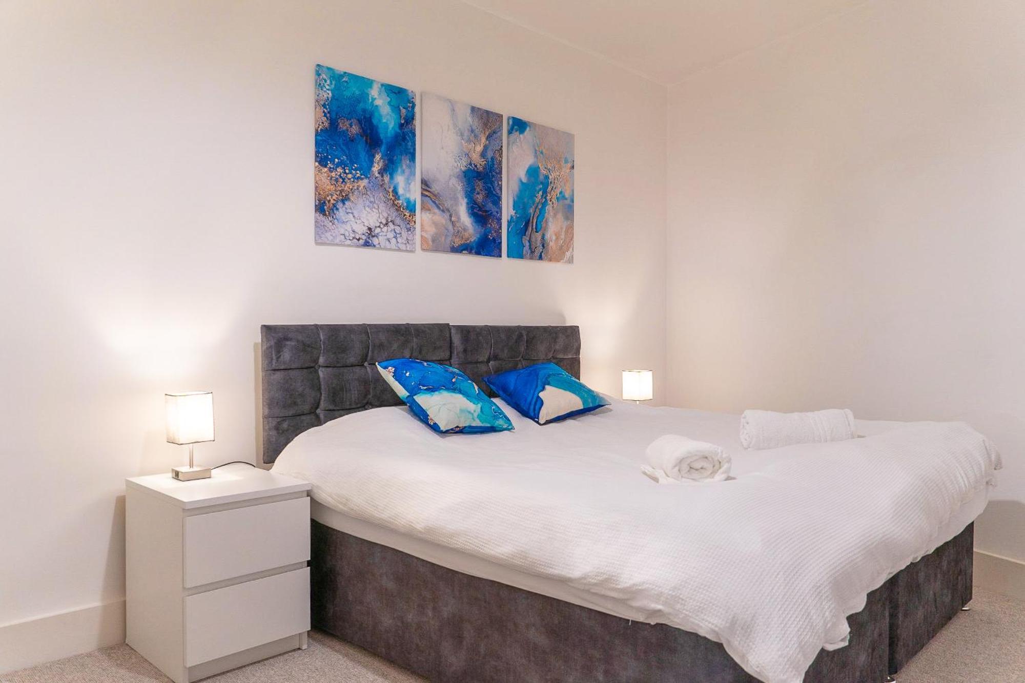 The Regency Suite - Modern 2-Bed 1-Bath Apartment Chertsey Exterior photo