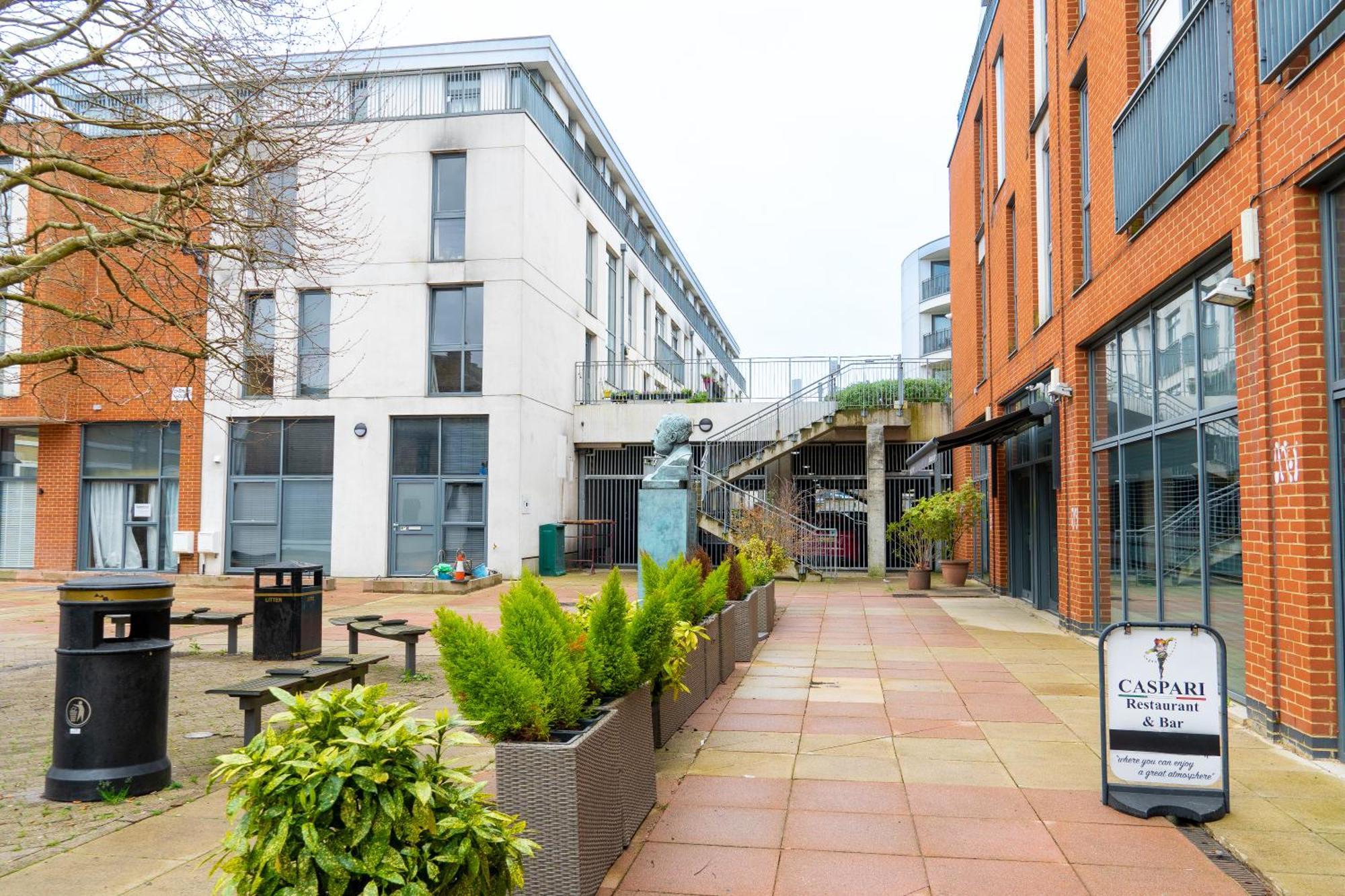 The Regency Suite - Modern 2-Bed 1-Bath Apartment Chertsey Exterior photo