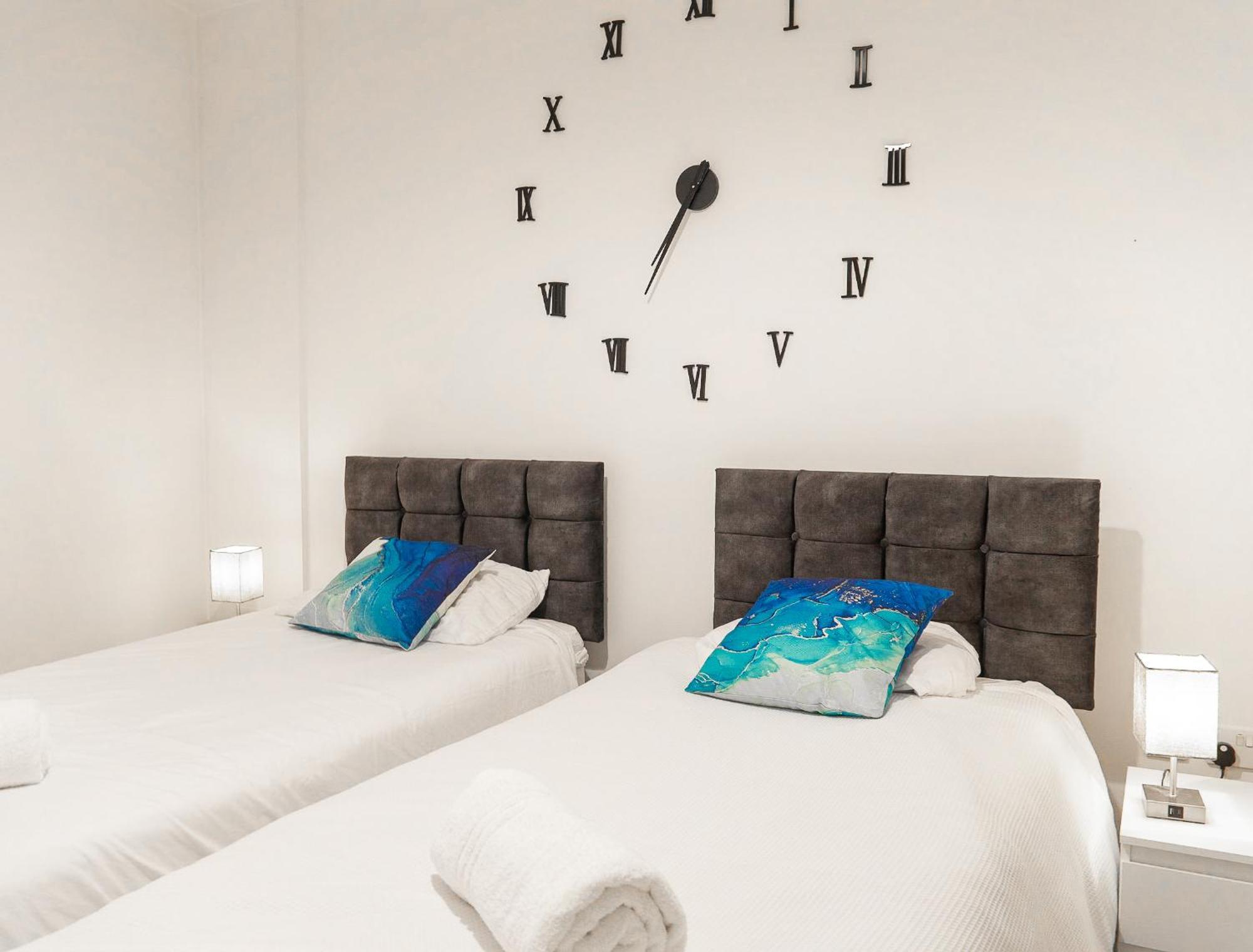 The Regency Suite - Modern 2-Bed 1-Bath Apartment Chertsey Exterior photo